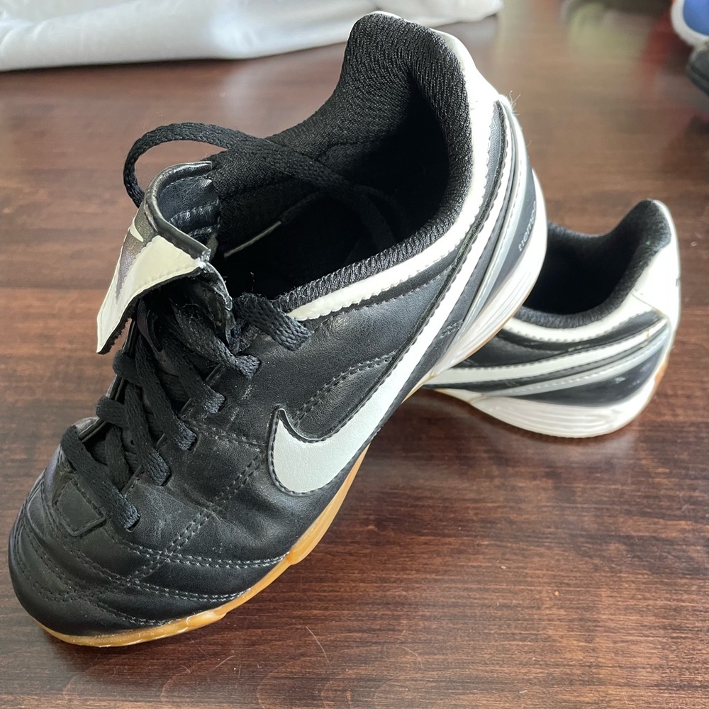 Nike Child’s Tiempo indoor soccer shoes